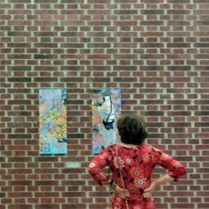 Eine Frau blickt auf ein Kunstwerk von Erwa.One im Museum des Künstlerhaus Marktoberdorf