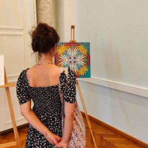Eine Frau blickt auf ein preisgekröntes Kunstwerk von ErwaOne im Rahmen der Seerosenkreis Ausstellung im Künstlerhaus von München