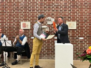 Preisvergabe Paul Breitkopf Preis Künstlerhaus Marktoberdorf durch die Stadt Makrtoberdorf an ErwaOne Urban Artist Streetartist Emerging Artist