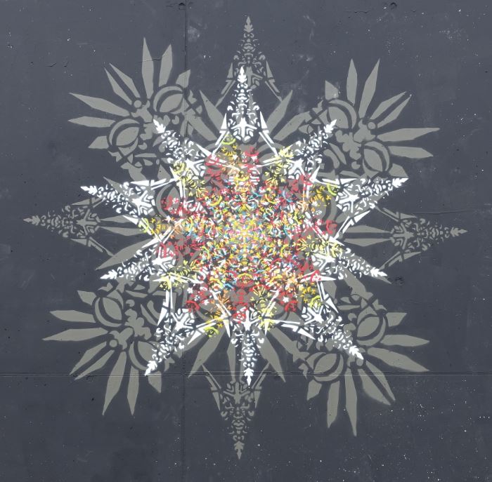 Streetart Motiv ErwaOne aufwendiges Schablonen Muster Fraktal Geometrie Streetart