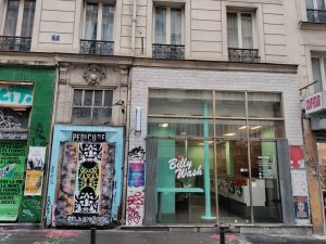 Paris, Rue Davy Fassadenfront mit Billy Wash Waschsalon und einem Streetartwerk von Erwa.one
