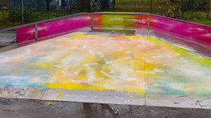 Bunte besprühte Skaterampe am Skatepark von Landsberg am Lech