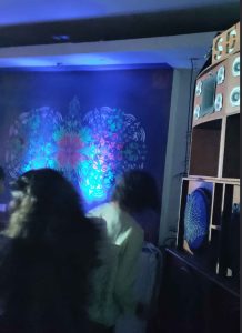 Aubergine3000 Party Soundsystem urbane Kultur. Blick auf Kunstwerk Innenrauminstalltion ErwaOne Farben reagieren auf licht, kinetisch