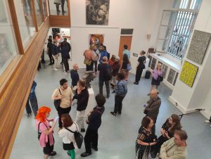 Menschen stehen in Gruppen während einer Vernissage einer Streetart und Graffiti Kunstaustellung in Paris Place du Pantheon