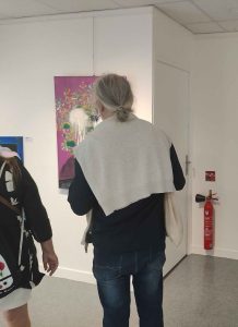 Vernissage Prix du Graffiti Mairie du 5ème Paris (Rathaus fünfter Bezirk) Kunstpreis Graffiti-Streetart Frankreich, ein Mann steht vor dem Werk von ErwaOne