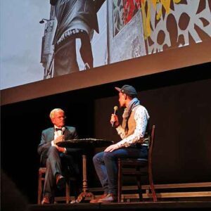 Laudator Axel Flörke und Kulturförderpreisträger Erwa.One im Stadttheater Landsberg, 2022.