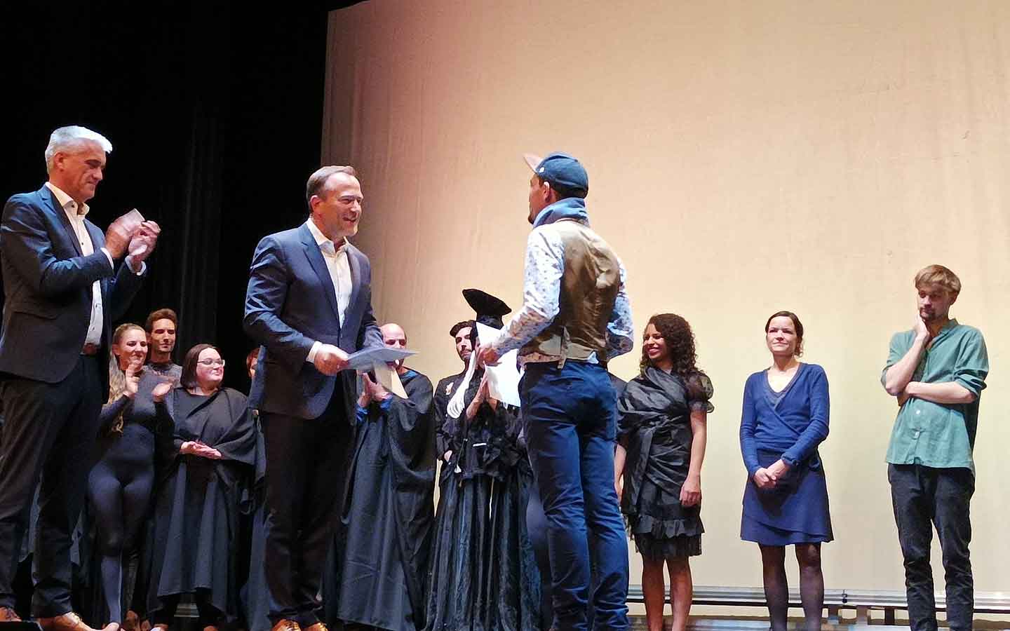 Übergabe des Kulturförderpreises durch Landrat Eichinger an Erwa.one 2022