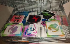 Bunt-besprühte Papiere trocknen in einem speziellen Lager.