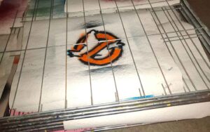 Ghostbusters Schablone auf Tapetenpapier am Trocknen (nach einem Streetart Schablonen Workshop)