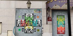 Streetartwerk von ErwaOne in paris Pont Cardinet. Bunte Schablonenmotive