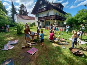 Menschen im Studio Rose Schondorf Garten am Streetart ausprobieren während dem Vatertag Streetartday von ErwaOne Kreiskulturtage Jugendarbeit urbane Kunst