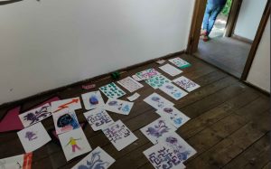 Bunt bemalte Blätter liegen auf dem Boden des Atelier Rose in Schondorf. Kinderbilder entstanden während dem Streetart-Tag für den Vatertag von Erwa.One