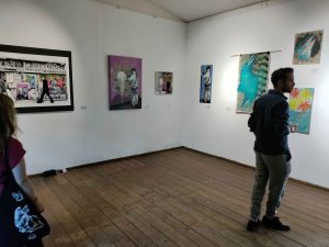 Ausstellung Sehenssucht von Erwa.one im Atelier Rose Schondorf während den Kreiskulturtagen. Menschen in einem Raum schauen auf Streetart Kunstwerke auf Leinwand