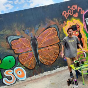 Streetart und Graffiti Workshop im Unterallgäu Ettringen, Streetart-Bild eines Schmetterlings, lächelnder Mensch