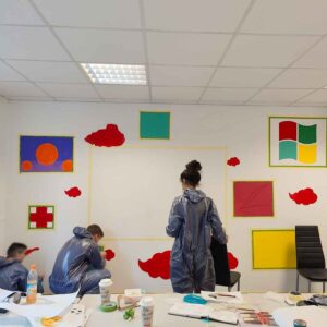 Gestaltete Klassenzimmerwand im BFZ Landsberg mit den Schülern des Berufeingliederungsjahres