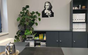 Kunstprojekt im Dominikus Zimmermann Gymnasium mit ErwaOne. Finales Kunstwerk Schiller Schablone in drei Farbtönen im Rektorinnenbüro breite ansicht