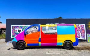 Bus besprüht bunt im Legomuster Workshop mit ErwaOne Jugendarbeit Bayern Allgäu