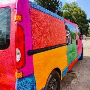 Juze on Tour Mobil des Kreisjugendringes Unterallgäu / 2023 / gestaltet durch Erwa.One und den Jugendlichen aus Ettringen, bunt bemalt im Legomuster in der ersten Vorbereitungsphase
