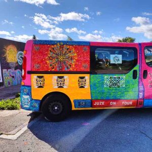 Juze on Tour Mobil des Kreisjugendringes Unterallgäu / 2023 / gestaltet durch Erwa.One und den Jugendlichen aus Ettringen / bunter Bus bemalt und besprüht mit Schablonen im Sommer