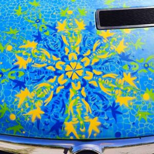 Hauptmotiv Ornamente Kühlerhaube Juze on Tour mobil vom Kreisjugendring Unterallgäu, einzigartiges Schablonenmotiv in grün und Gelb auf blauem Hintergrund