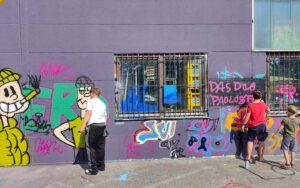 Graffiti Workshop Herrsching 2023 Stellwerk / Haus der Jugend, Einführungsworkshop ins Sprühen, Teilnehmer Jugendliche vor der Wand am Üben, Ort legale Wand Gemeinde Herrsching am Ammersee, Jugendarbeit