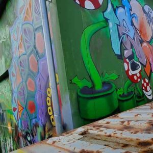 Bavarian Safari Graffiti Jam Landsberg 2023 abgeschnittenes Foto auf Ecke der Gewerbehalle, bunte Motive auf Aussenfassade