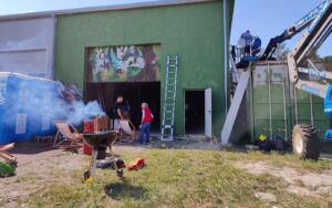 Bavarian Safari Graffiti Jam Landsberg 2023 erster Tag, Mittag, Grill brennt,Künstler arbeiten im Hintergrund