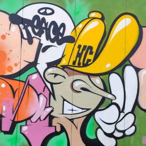 Bavarian Safari Graffiti Jam Landsberg 2023 Detail von Graffiti Esob1 Streetart Charakter zeigt Peace finger und Sprechblase Peace, Graffitistyle Stylewriting