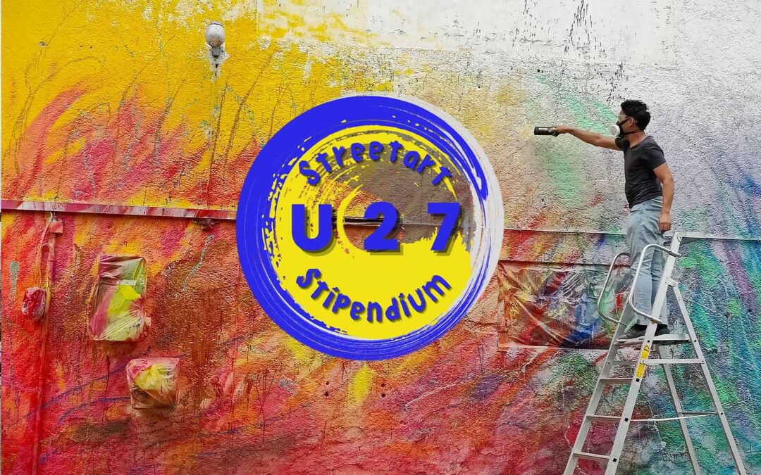 Unter 27 Streetart Stipendium für Landsberg am Lech - urbane Kunst und Kultur. In der Mitte das Logo des Stipendiums,rechtsein junger Mann auf einer Leiter, welcher eine Wand besprüht.