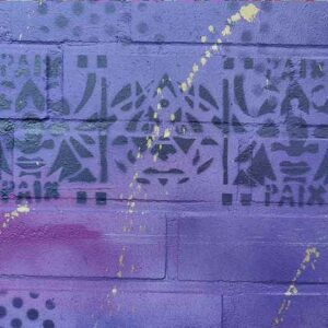 Neue Ornamente: Detail aus der Wandgestaltung für Secret city Fassadenfestival - Paderborn - 2023. Abwechselnde Abfolge von Masken gesprüht mit Schablonen und Gold-Klecksern auf violette Hintergrund