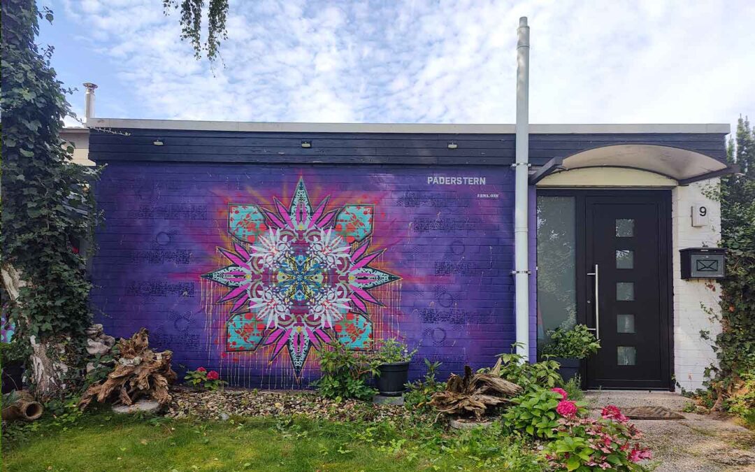 Neue Ornamente - fertige Wandgestaltung für das Secret city Fassadenfestival in Paderborn - 2023. "Paderstern" abstraktes Mandala basierend auf gesprühten Schablonen und einer aufwendigen Geometrie, urbane Kunst Kulturbüro Paderborn