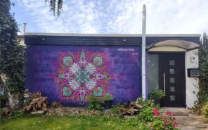 Neue Ornamente - fertige Wandgestaltung für das Secret city Fassadenfestival in Paderborn - 2023. "Paderstern" abstraktes Mandala basierend auf gesprühten Schablonen und einer aufwendigen Geometrie, urbane Kunst Kulturbüro Paderborn