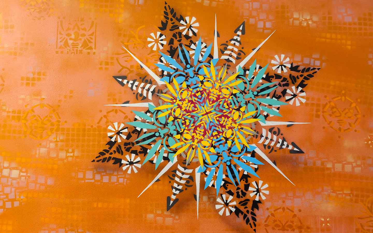 Neue Ornamente: Seitenmotiv Erscheinungsbild einer abstrakten Wildblume, gesprüht mit Schablonen - Zederpassage am Hauptplatz von Landsberg am Lech - Galerieverein Landsberg - 2023 - Streetart-Gestaltung durch Erwa.One