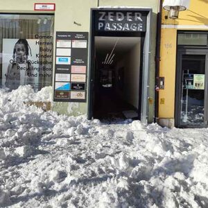 Der Eingang zur Zederpassage am Hauptplatz von Landsberg, eingeschneit unter einer dicken Schneedecke im Winter / Anfang Dezember