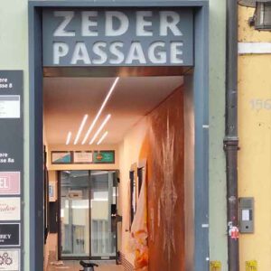 Eingang zur Zederpassage von Landsberg am Lech am Hauptplatz, Eine Wandfläche ist in Bearbeitung und wird von Erwa.One gestaltet,