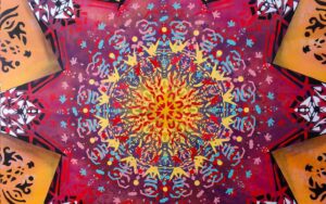 Neue Ornamente breitbild ErwaOne Streetart urbane Kunst Ausschnitt Zederpassage Neugestaltung Hauptplatz Landsberg, abstrakte Geometrie mit Masken als einzelnen Formelementen, kreisförmig angeordnet