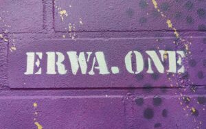 ErwaOne Stencil Schablone gesprüht auf einen Backstein untergrund violett