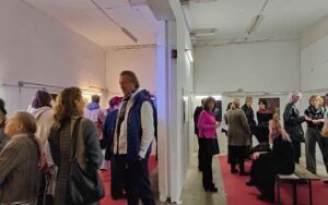 Viele Menschen nehmen an der Vernissage der Junge Kunst am Silo Ausstellung teil und bewundern die Kunstwerke Landsberg am Lech 2023
