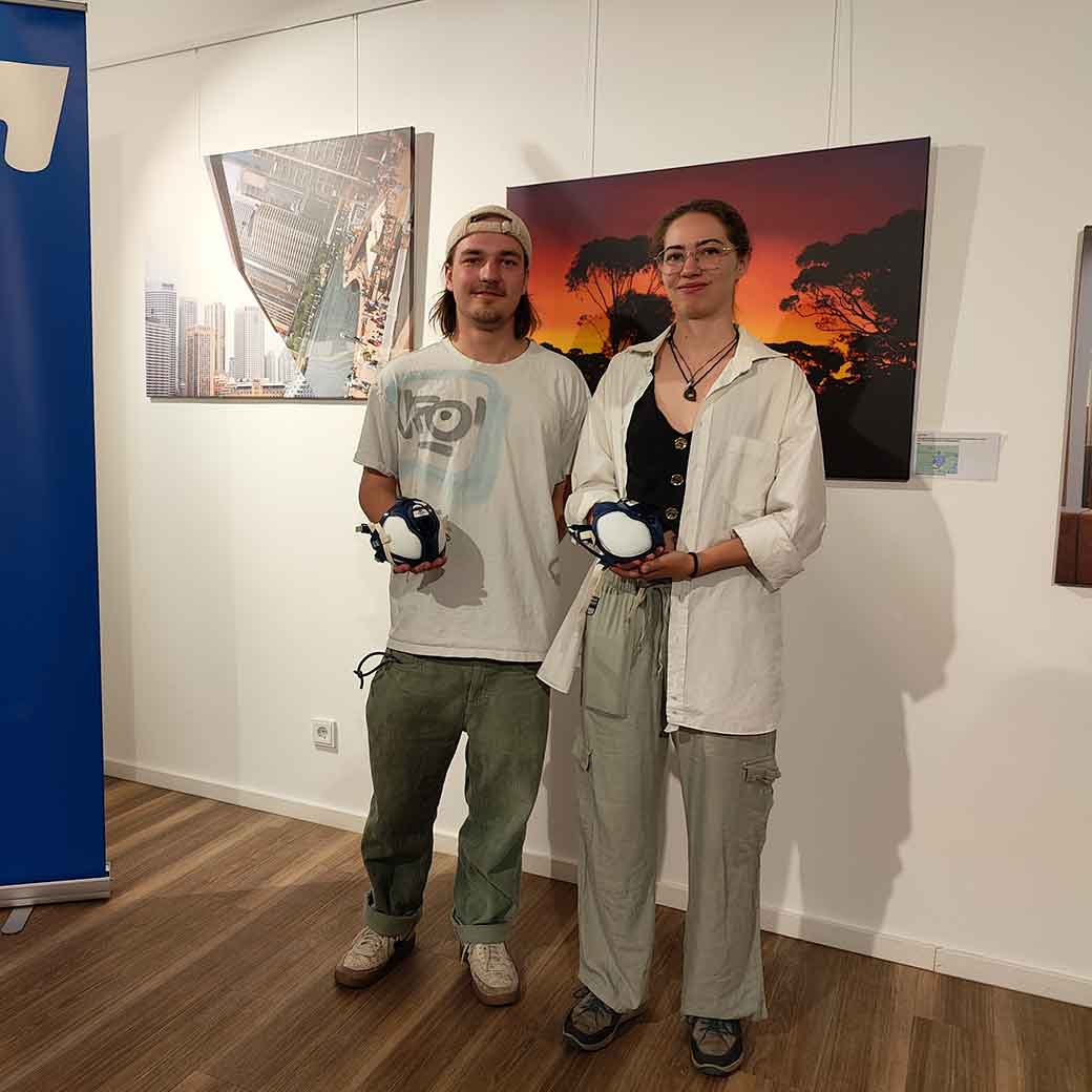 Streetart Stipendiaten Stipendium Bjarne Jaschhof und emmaSchindelmann während der Übergabe in der VR Bank Landsberg-Ammersee.