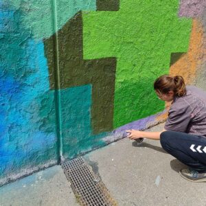 Einführungssprühkurs an den legalen Graffiti Flächen der Stadt Landsberg am Lech in Oberbayern. Streetart Stipendiatin Emma Schindelmann