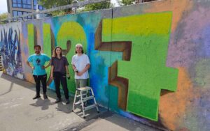 Gruppenfoto Streetart Stipendium ErwaOne Emma Schindelmann Bjarne Jaschhof während dem Einführungssprühkurs an den legalen Graffiti Flächen der Stadt Landsberg am Lech in Oberbayern.
