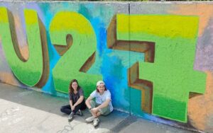 Streetart Stipendium Landkreis Landsberg am Lech für U27 Jährige, Stipendiaten Emma Schindelmann und Bjarne Jaschhof vor dem Graffiti-Werk während dem Einführungssprühkurs. Bildung für nachhaltige Entwicklung (BNE) und Nachhaltigkeit stehen im Vordergrund des kunstpädagogischen Projektes von Erwa.One.