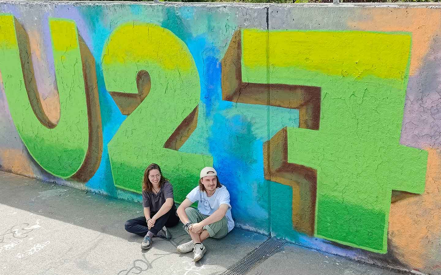 Streetart Stipendium Landkreis Landsberg am Lech für U27 Jährige, Stipendiaten Emma Schindelmann und Bjarne Jaschhof vor dem Graffiti-Werk während dem Einführungssprühkurs