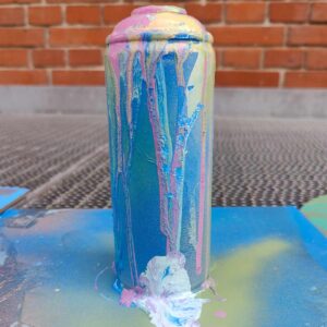 Mewo Kunsthalle Memmingen Ausstellung Evolving exhibits Graffiti x niesnert mit ErwaOne. Bunt besprühte Sprühdoese im Rahmen des Ferienworkshops Museumspädagogik Graffiti / Streetart