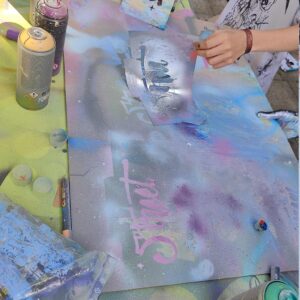 Mewo Kunsthalle Memmingen Ausstellung Evolving exhibits Graffiti x niesnert mit ErwaOne. Jugendarbeit Ferien Museumspädagogik Junge sprüht Schablone