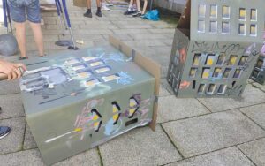 Mewo Kunsthalle Memmingen Ausstellung Evolving exhibits Graffiti x niesnert mit ErwaOne. Bunt gestaltete Häuser-Imitationen mit Graffiti und Streetart aus Karton