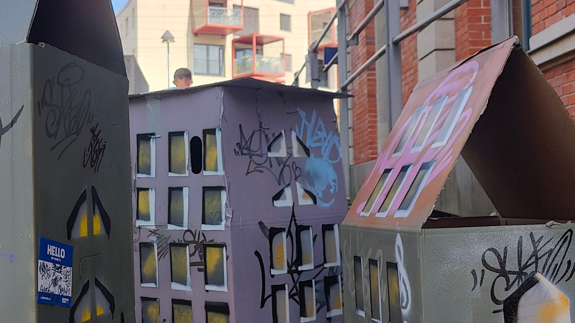 Mewo Kunsthalle Memmingen Ausstellung Evolving exhibits Graffiti x niesnert mit ErwaOne. Bunt gestaltete Häuser-Imitationen mit Graffiti und Streetart aus Karton