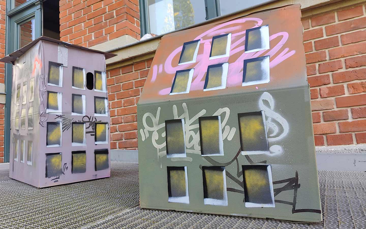Mewo Kunsthalle Memmingen Ausstellung Evolving exhibits Graffiti x niesnert mit ErwaOne. Bunt gestaltete Häuser-Imitationen mit Graffiti und Streetart aus Karton