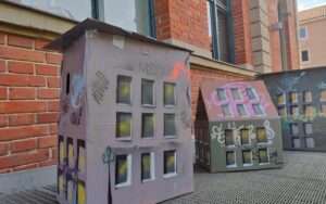 Mewo Kunsthalle Memmingen Ausstellung Evolving exhibits Graffiti x niesnert mit ErwaOne. Bunt gestaltete Häuser-Imitationen mit Graffiti und Streetart aus Karton