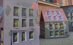 Mewo Kunsthalle Memmingen Ausstellung Evolving exhibits Graffiti x niesnert mit ErwaOne. Bunt gestaltete Häuser-Imitationen mit Graffiti und Streetart aus Karton